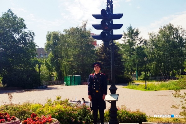 Напротив светофора, кстати, уже есть памятник Городовому Напротив светофора, кстати, уже есть памятник Городовому