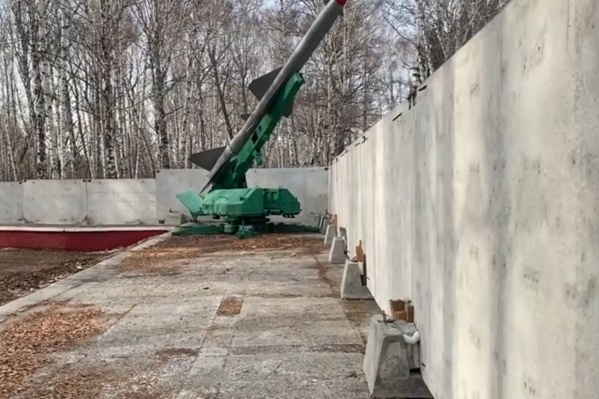 Лесное кладбище закрыли забором по всему периметру Лесное кладбище закрыли забором по всему периметру