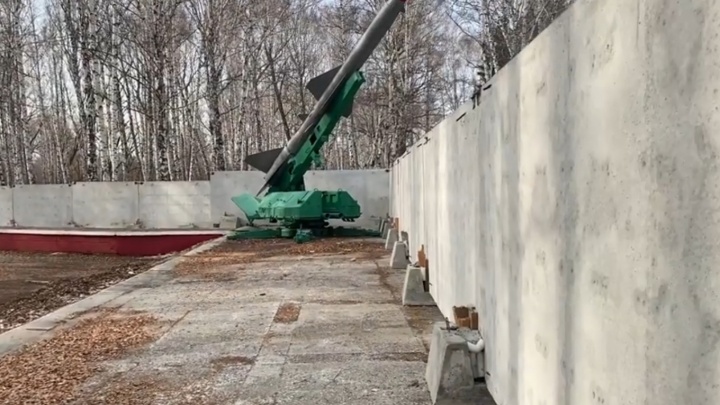В Челябинске перекрыли доступ к могилам героев ВОВ на мемориале «Скорбящие матери»