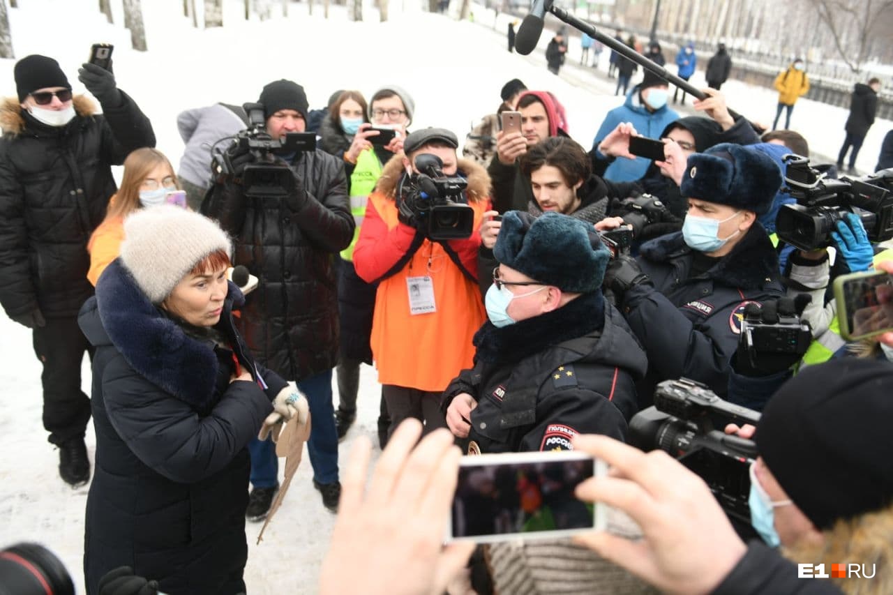 Под прицелом камер полицейский разъясняет женщине ее права Под прицелом камер полицейский разъясняет женщине ее права