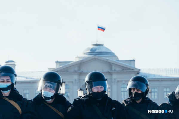 Полицейские образовали цепь и заблокировали путь протестующим Полицейские образовали цепь и заблокировали путь протестующим