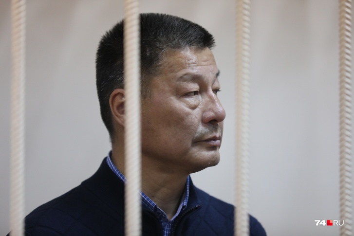 Во время заседания Айткалиев смотрел на сына. Молча Во время заседания Айткалиев смотрел на сына. Молча