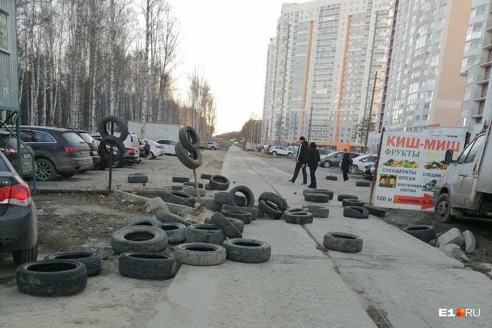 В Екатеринбурге жители новостроек воюют за убитую дорогу, которой официально не существует