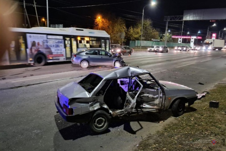 ДТП произошло глубокой ночью в Ворошиловском районе Волгограда ДТП произошло глубокой ночью в Ворошиловском районе Волгограда