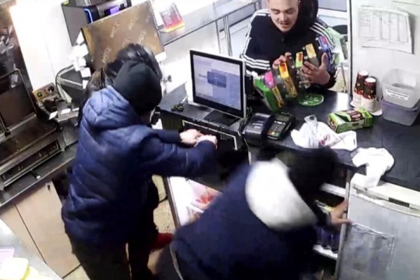 Компания объявила награду в 25 тысяч рублей за информацию о нападавших Компания объявила награду в 25 тысяч рублей за информацию о нападавших