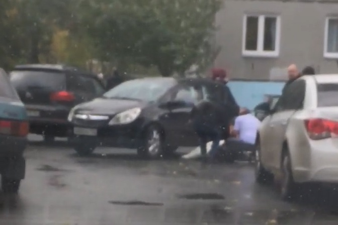 Авария произошла во дворе на улице Агалакова