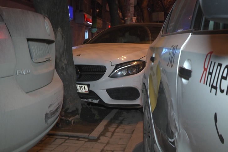 Mercedes въехал в дерево Mercedes въехал в дерево