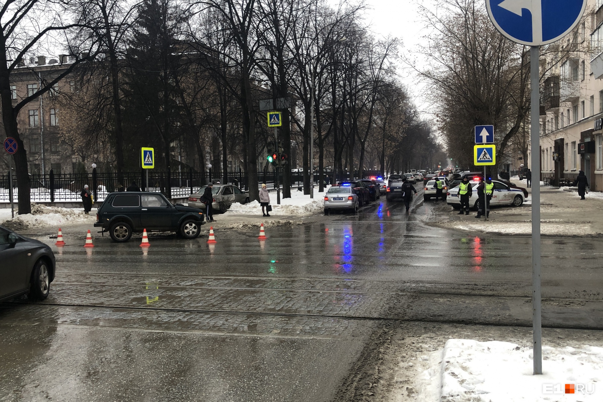 «Ребенок пострадал, 73-летняя пассажирка в коме». В центре Екатеринбурга столкнулись «Нива» и Toyota