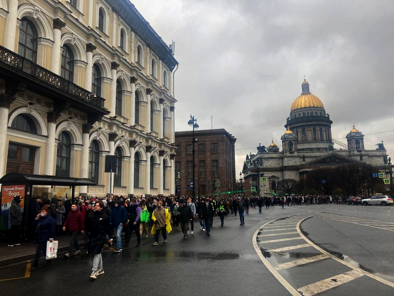 Участники акции в поддержку Навального идут к Законодательному собранию Петербурга