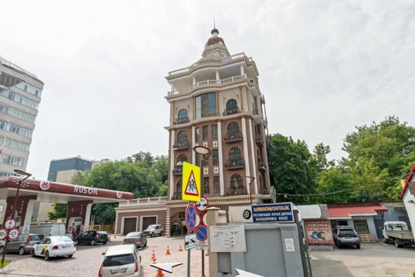 Здание, куда пришли полицейские, находится в самом центре города Здание, куда пришли полицейские, находится в самом центре города