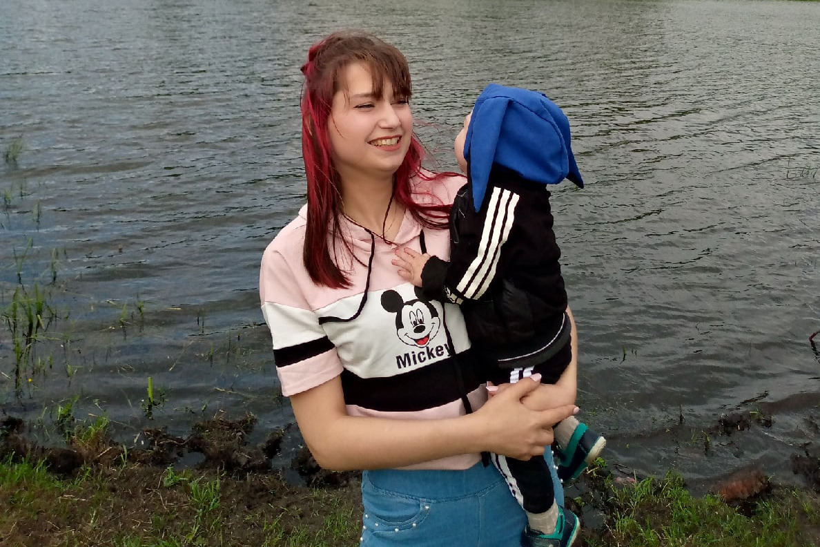 «Не ною, что тяжело»: молодая мать-одиночка из Кузбасса ходит на работу с сыном и получает угрозы