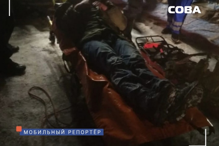Пострадавшего уложили на носилки и транспортировали из леса к медикам Пострадавшего уложили на носилки и транспортировали из леса к медикам