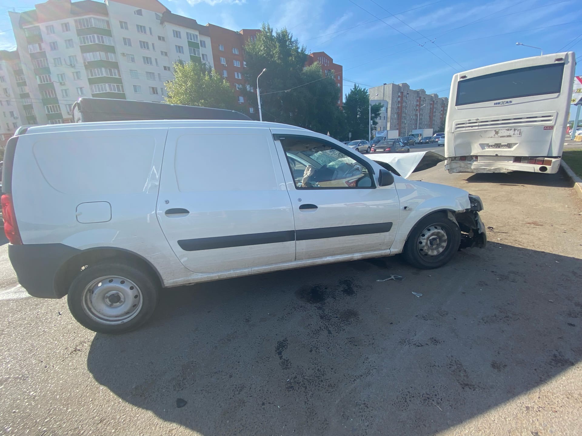 Автобус в момент аварии был припаркован на обочине Автобус в момент аварии был припаркован на обочине