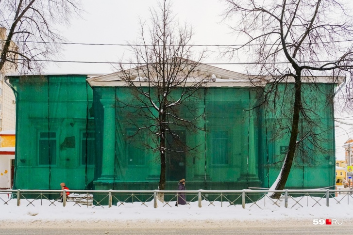 На здании клуба МВД со стороны улицы Луначарского появилась сетка