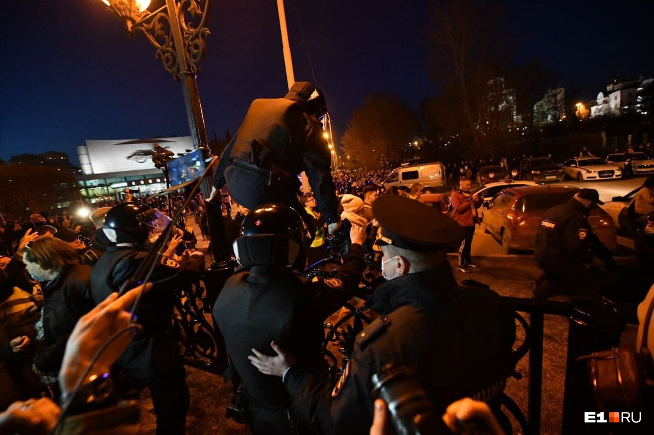 «Полиция фантастически переобулась». Силовики задержали организаторов митинга в Екатеринбурге и составили на них протоколы