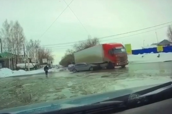Легковой автомобиль врезается в грузовик Легковой автомобиль врезается в грузовик