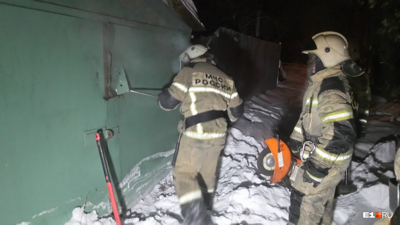 Пожарные вскрыли оба гаража Пожарные вскрыли оба гаража