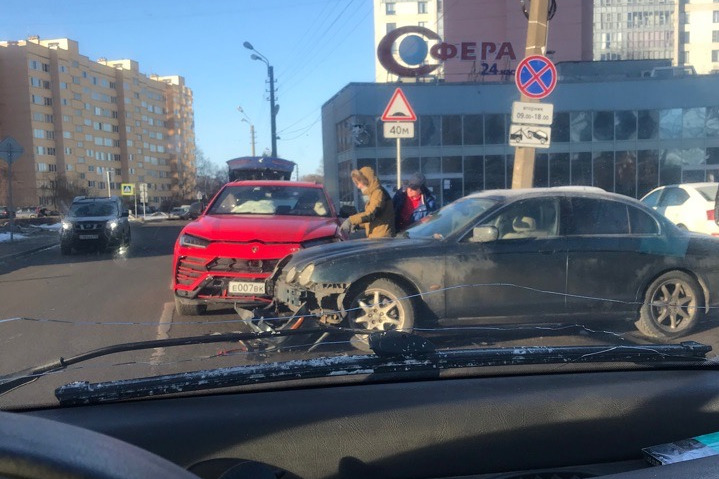В Сестрорецке столкнулись Lamborghini и Jaguar. Дорогое ДТП попало на видео