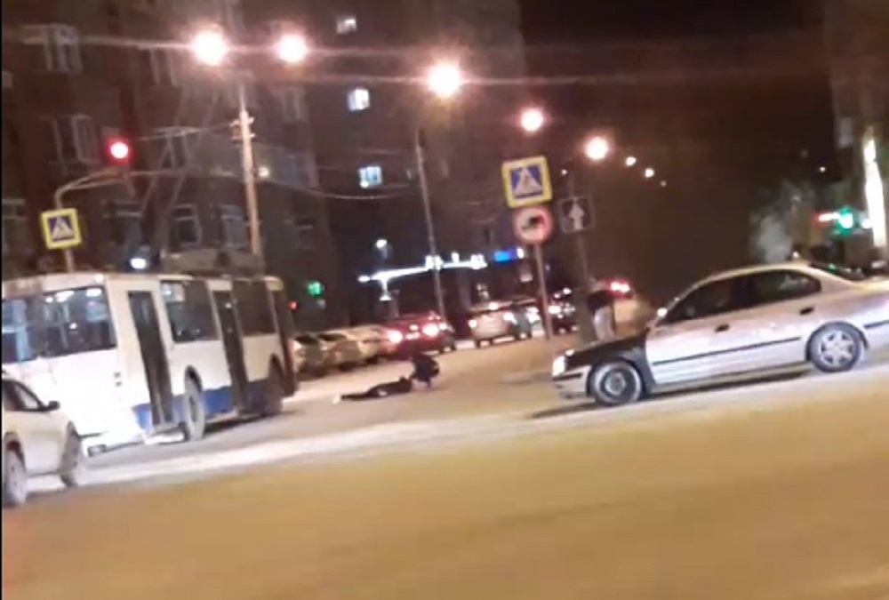 В Екатеринбурге в районе Южного автовокзала водитель Lada сбил девушку