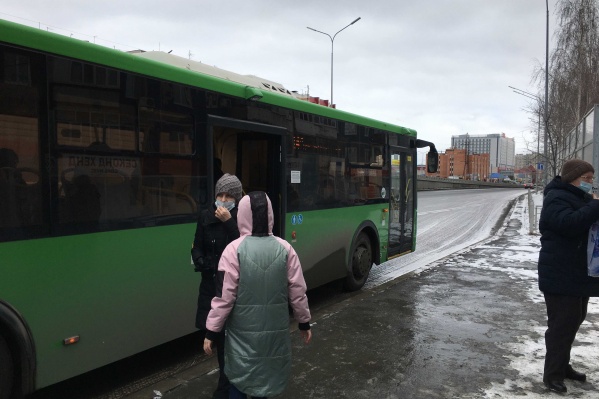 Может ли водитель автобуса открывать двери не на остановке