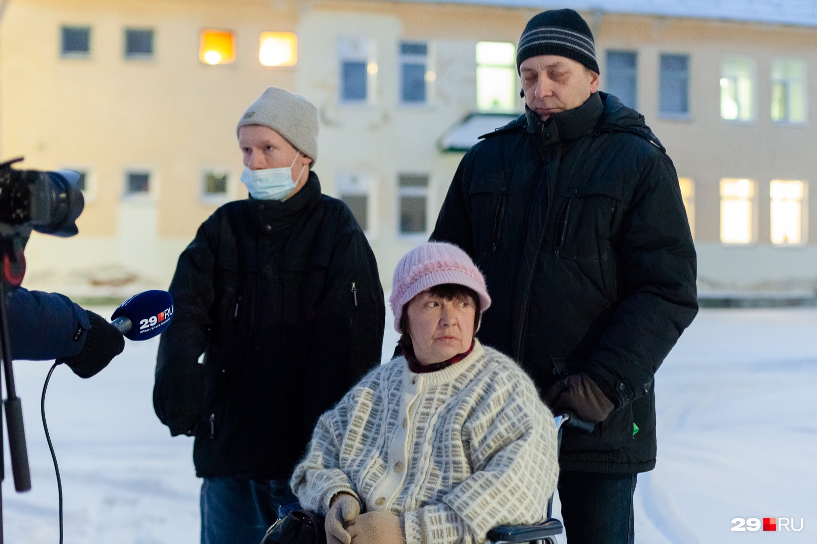 Когда мы приехали к интернату, нас встретила небольшая делегация местных жильцов Когда мы приехали к интернату, нас встретила небольшая делегация местных жильцов
