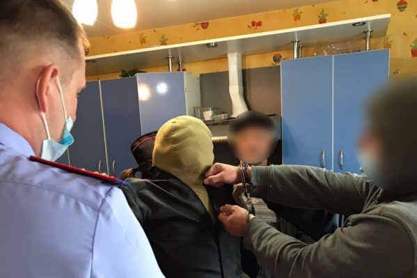 На следственном эксперименте задержанный показал, как избивал своего знакомого На следственном эксперименте задержанный показал, как избивал своего знакомого