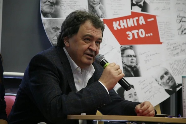Действие нового романа охватывает два временных периода: с 250 по <nobr class="_">303 год</nobr> и с 1982 по <nobr class="_">1995 год</nobr> Действие нового романа охватывает два временных периода: с 250 по <nobr class="_">303 год</nobr> и с 1982 по <nobr class="_">1995 год</nobr>
