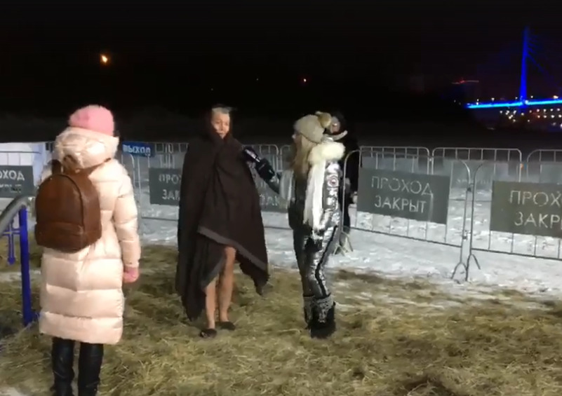 На заднем фоне Мост влюбленных На заднем фоне Мост влюбленных