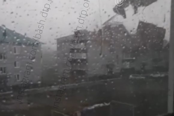 Ветер буквально разорвал кровлю жилого дома Ветер буквально разорвал кровлю жилого дома