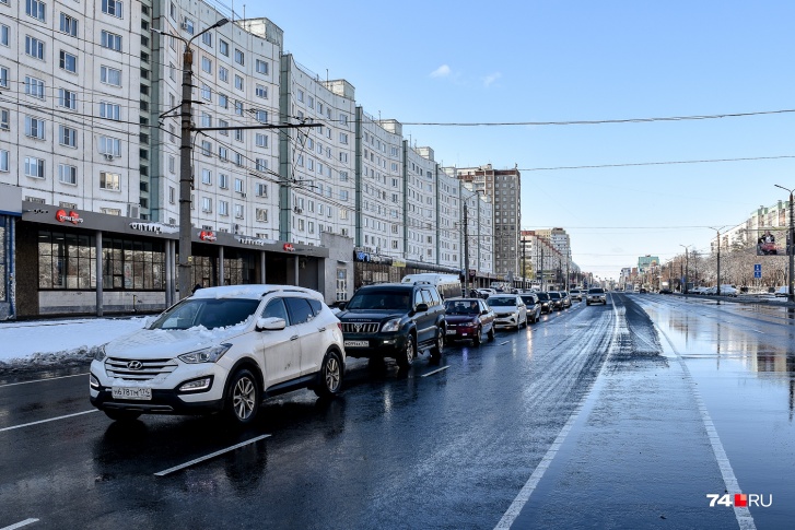 В полдень дороги пусты, но на Комсомольском проспекте перед улицей Красного Урала — приличный хвост машин, и все они стоят в средней полосе. Почему? В полдень дороги пусты, но на Комсомольском проспекте перед улицей Красного Урала — приличный хвост машин, и все они стоят в средней полосе. Почему?