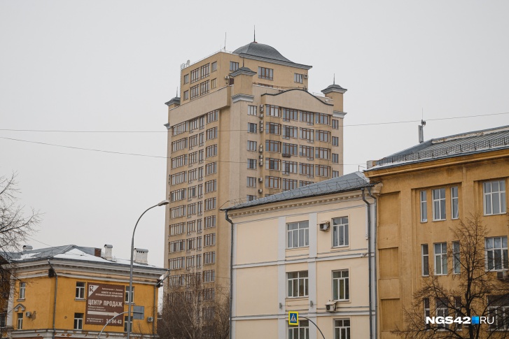Вот в этой высотке на набережной в центре Кемерово расположена самая дорогая квартира в городе