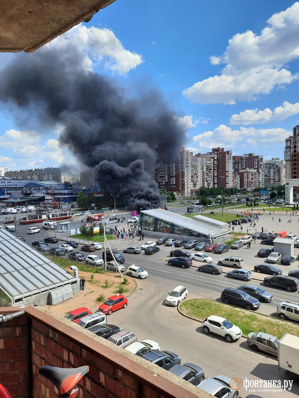 На севере Петербурга загорелся автобус. Эпизод, как пламя пожирает его бока, попал на видео