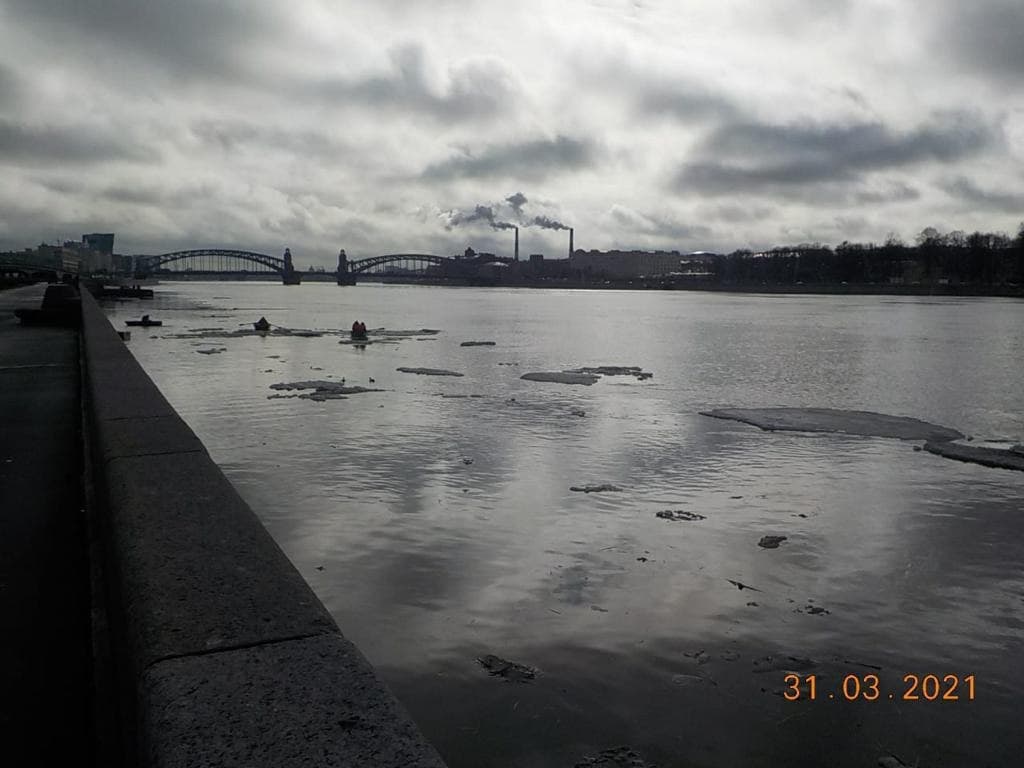 замерзшая нева в питере. люди идут по васильевскому острову. близость невы не освежала раскаленного воздуха. замерзшая нева в питере. близость невы не освежала раскаленного воздуха.