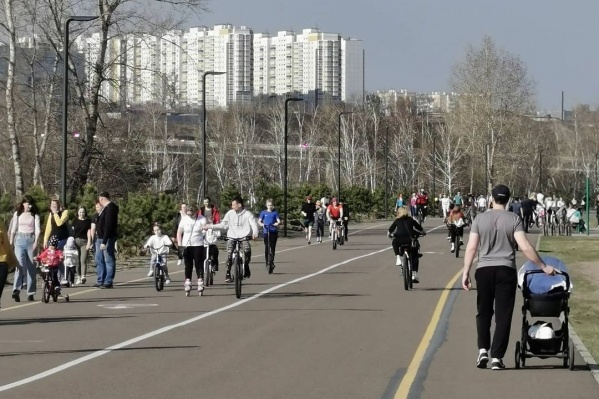 В теплые дни на Татышеве не протолкнуться В теплые дни на Татышеве не протолкнуться