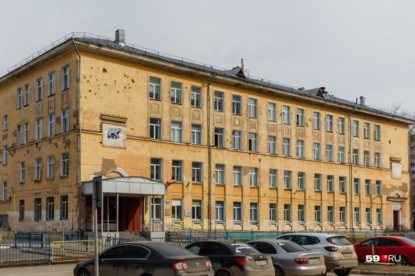 Школа «СинТез» в Кировском районе Перми — одна из тех, что нуждается в капитальном ремонте Школа «СинТез» в Кировском районе Перми — одна из тех, что нуждается в капитальном ремонте