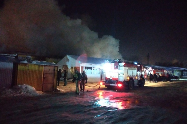Огонь вспыхнул в ангаре Огонь вспыхнул в ангаре