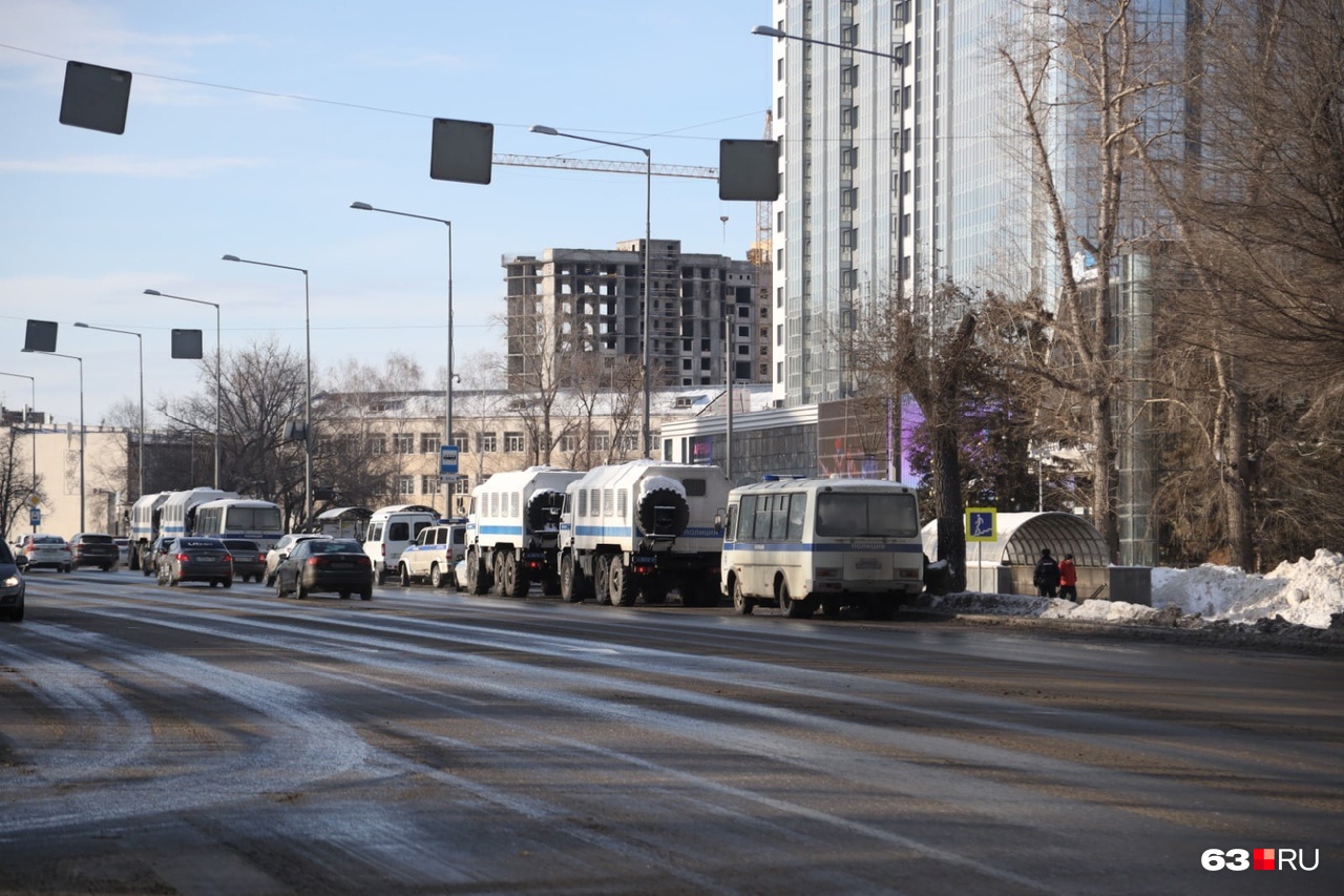 Автозаки дежурили у «Звезды» с раннего утра Автозаки дежурили у «Звезды» с раннего утра