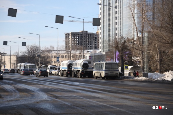 Спецтехнику расположили вдоль Ново-Садовой Спецтехнику расположили вдоль Ново-Садовой