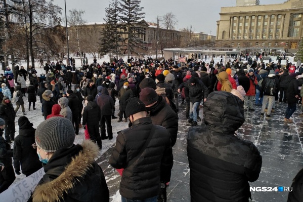 Часть митингующих уже на площади Революции Часть митингующих уже на площади Революции