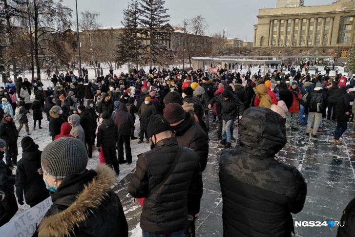 Часть митингующих уже на площади Революции Часть митингующих уже на площади Революции