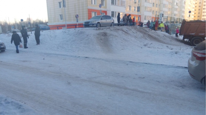 В Сургуте ребенок на тюбинге скатился под колеса автомобиля
