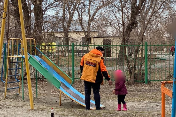 Девочка искала брата, но заплутала в малознакомом районе. Ее семья только недавно переехала из Кургана в Тюмень Девочка искала брата, но заплутала в малознакомом районе. Ее семья только недавно переехала из Кургана в Тюмень