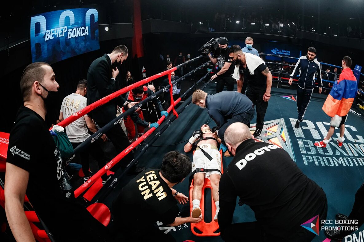 Два нокдауна и перелом ноги: Дмитрий Юн проиграл Жоре Амазаряну на турнире по боксу в Екатеринбурге