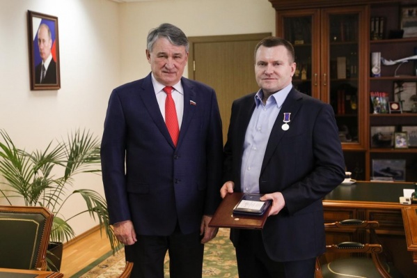 Владимир Буторин получил медаль из рук зампредседателя Совфеда Юрия Воробьева Владимир Буторин получил медаль из рук зампредседателя Совфеда Юрия Воробьева