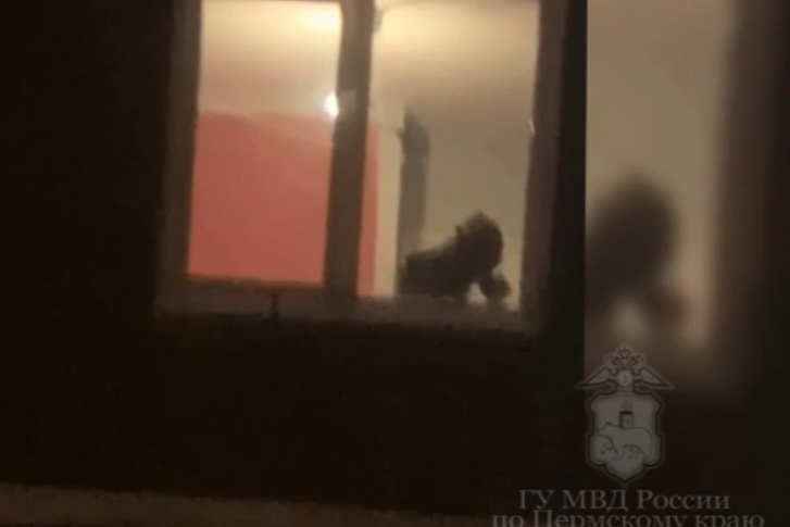 Это стоп-кадр из оперативного видео полиции: предположительно, <nobr class="_">16-летний</nobr> подросток в противогазе работает в домашней нарколаборатории