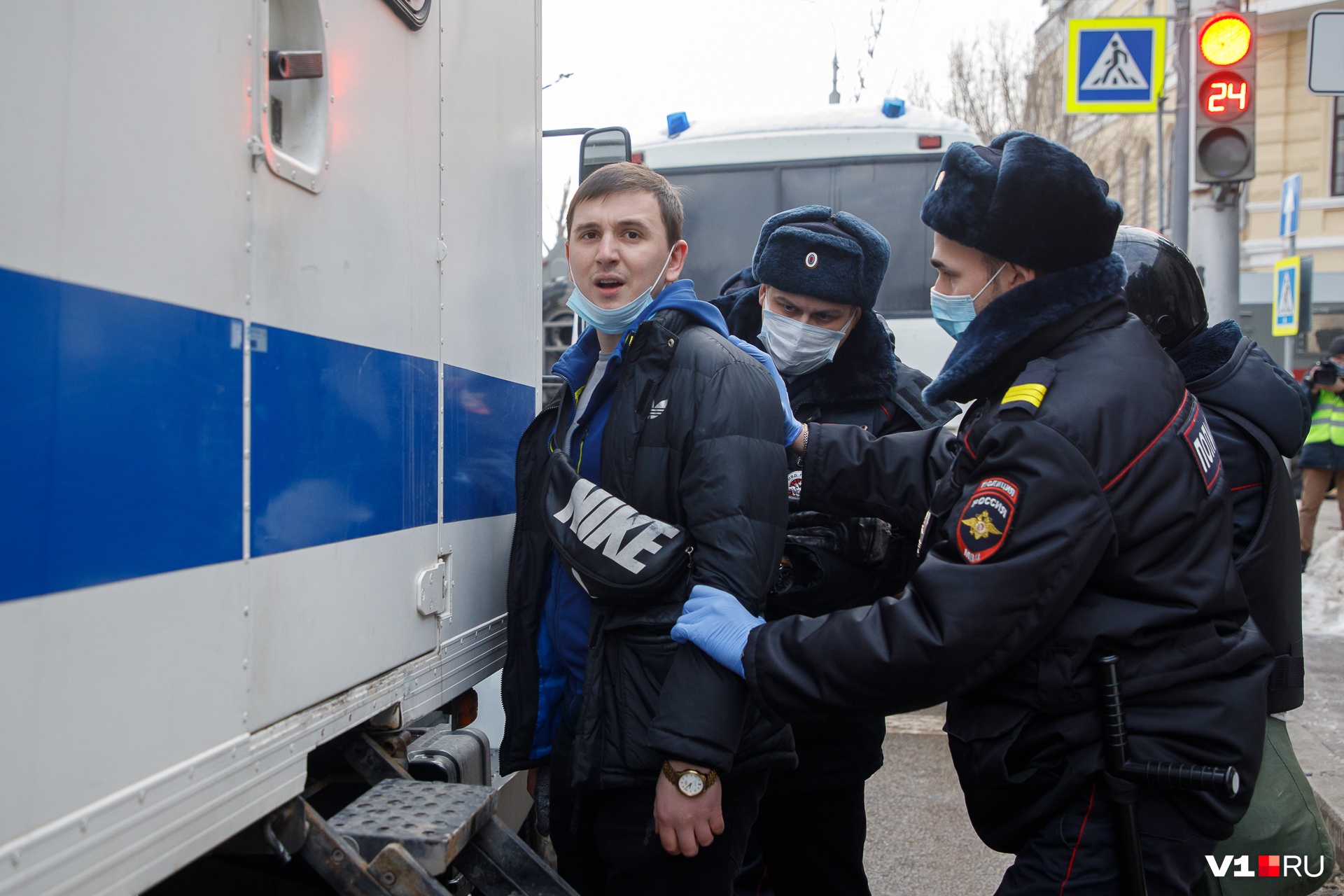 У здания областной администрации выстроилась колонна автозаков У здания областной администрации выстроилась колонна автозаков