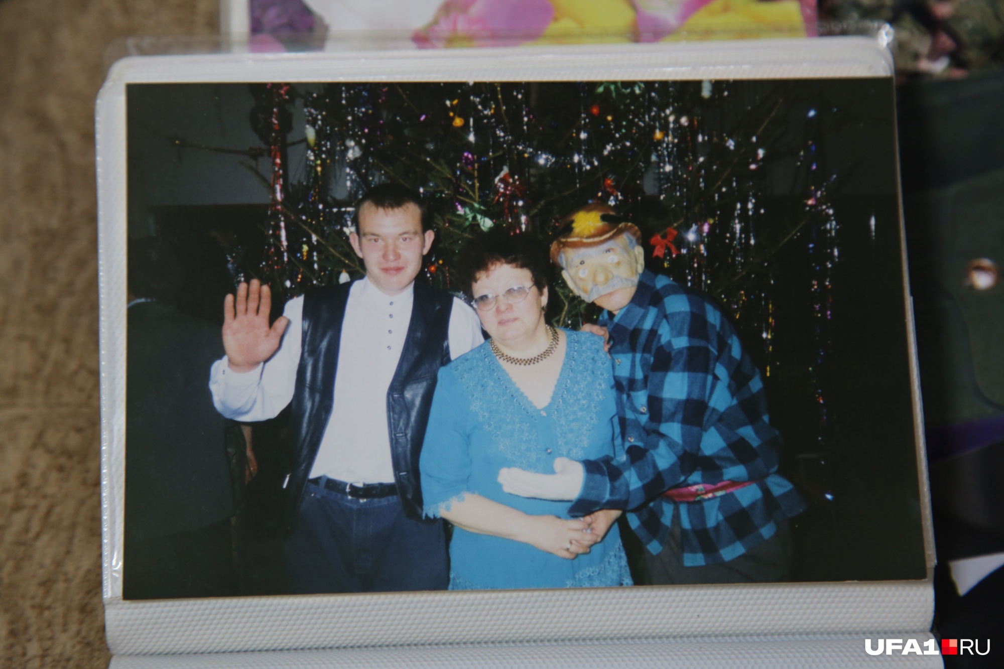 У Дамира дома несколько альбомов с памятными фотографиями У Дамира дома несколько альбомов с памятными фотографиями