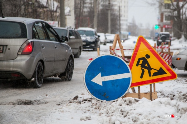Полоса дороги перекрыта из-за ремонта на городских сетях Полоса дороги перекрыта из-за ремонта на городских сетях 