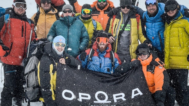 «Одежда под 50 кг весила»: новосибирцы помогали спасать замерзающих альпинистов на Эльбрусе