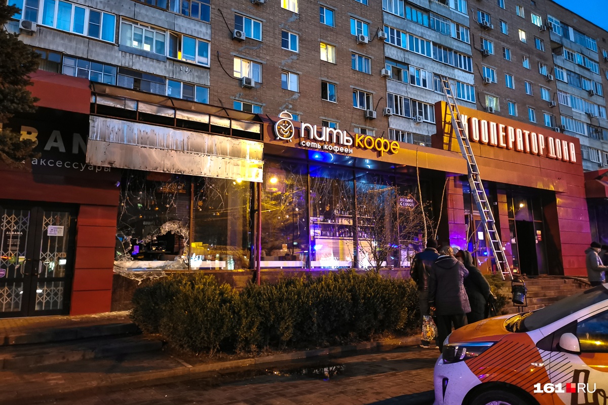 Кафе по соседству огонь не коснулся, но окно все же разбито Кафе по соседству огонь не коснулся, но окно все же разбито